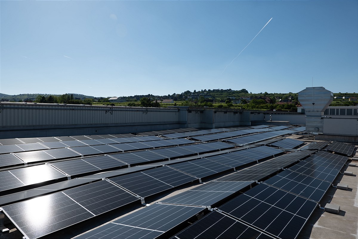 Bild 2 Neue Photovoltaik-Anlage auf dem SES-Shopping-Center MARIANDL in Krems (c) Hannes Polt