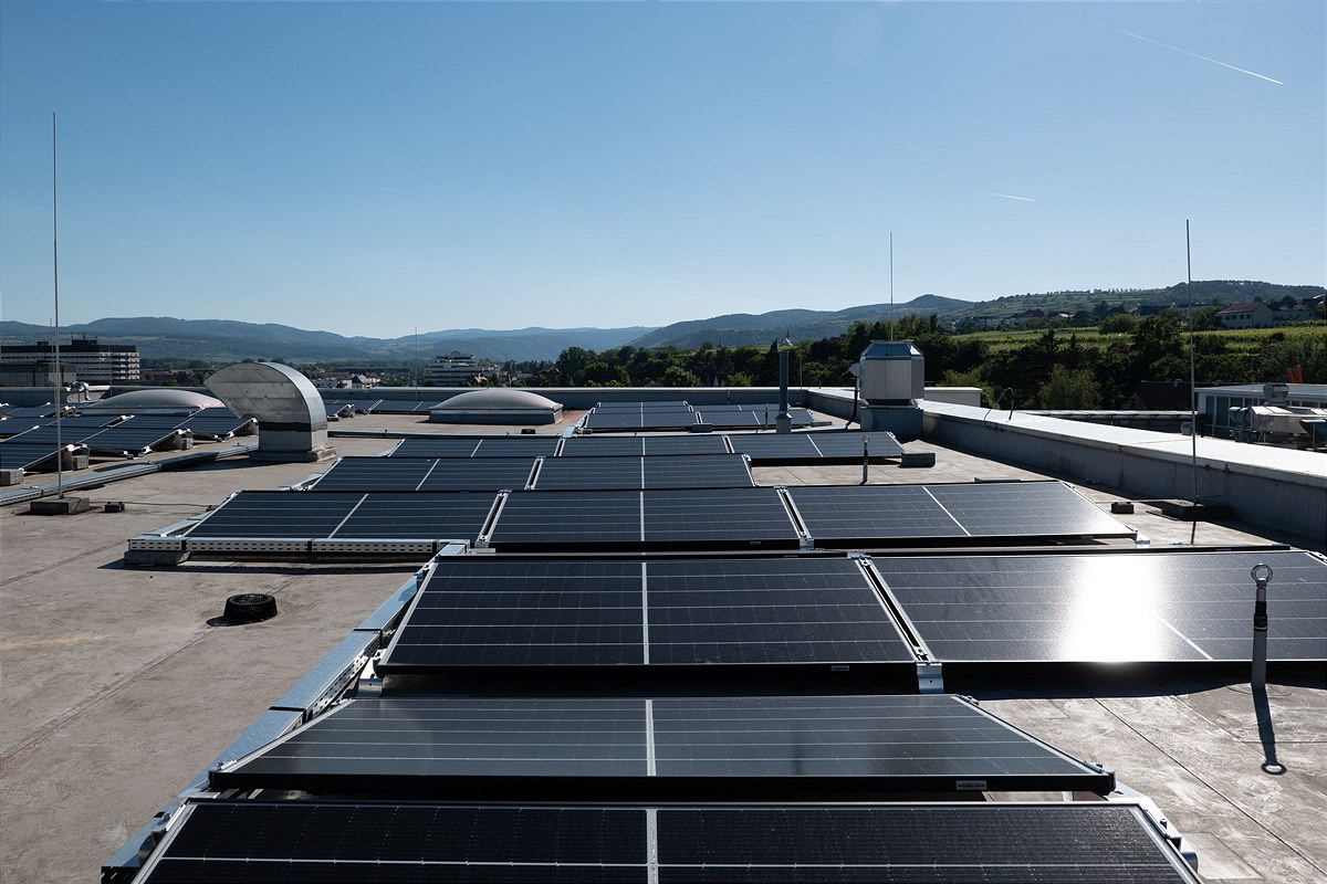 Bild 3 Neue Photovoltaik-Anlage auf dem SES-Shopping-Center MARIANDL in Krems (c) Hannes Polt