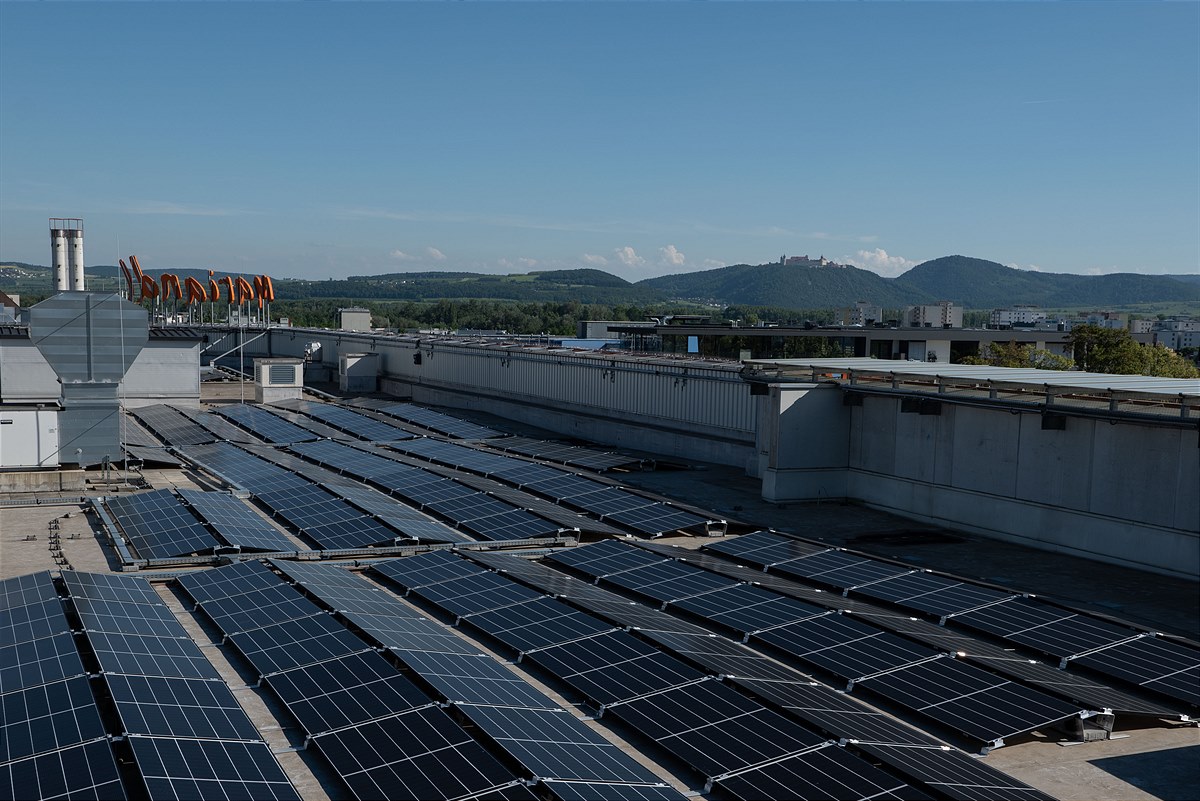 Bild 1 Neue Photovoltaik-Anlage auf dem SES-Shopping-Center MARIANDL in Krems (c) Hannes Polt