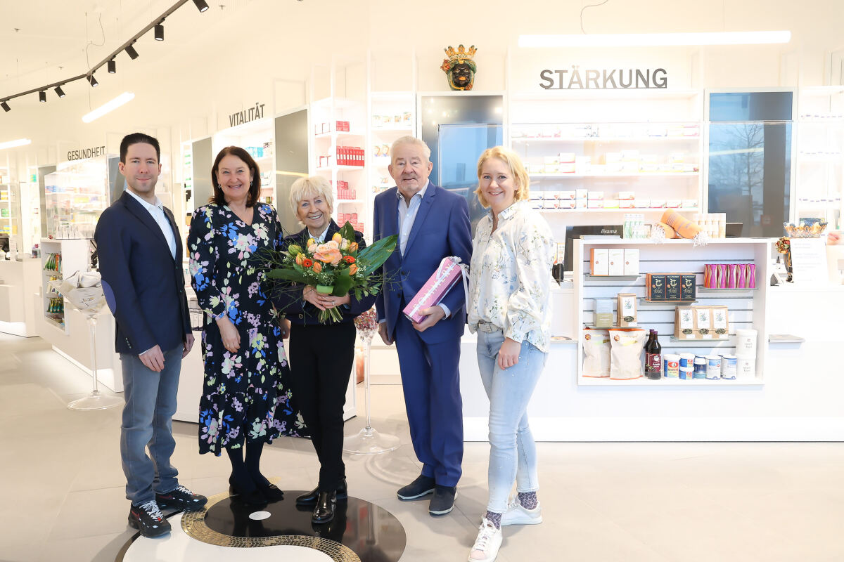 Edith Münzer, Center-Managerin MURPARK Graz und die Familie Weißensteiner, Inhaber der Liebenau Apotheke im SES-Center c Oliver Wolf